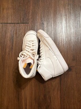 Nike Women's High-Top Sneakers white gym shoes size 7.5 EUC